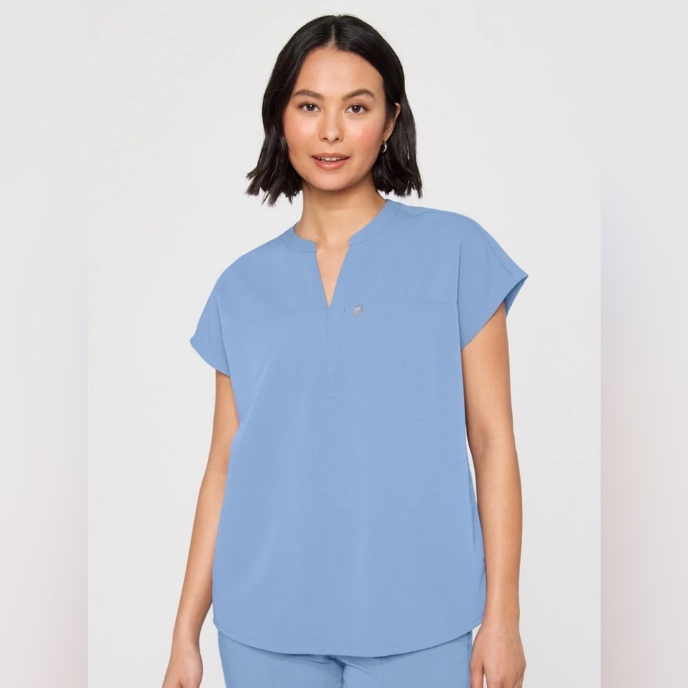 Fabletics Evolve 3-Pocket Scrub Top Elemental Blue Small